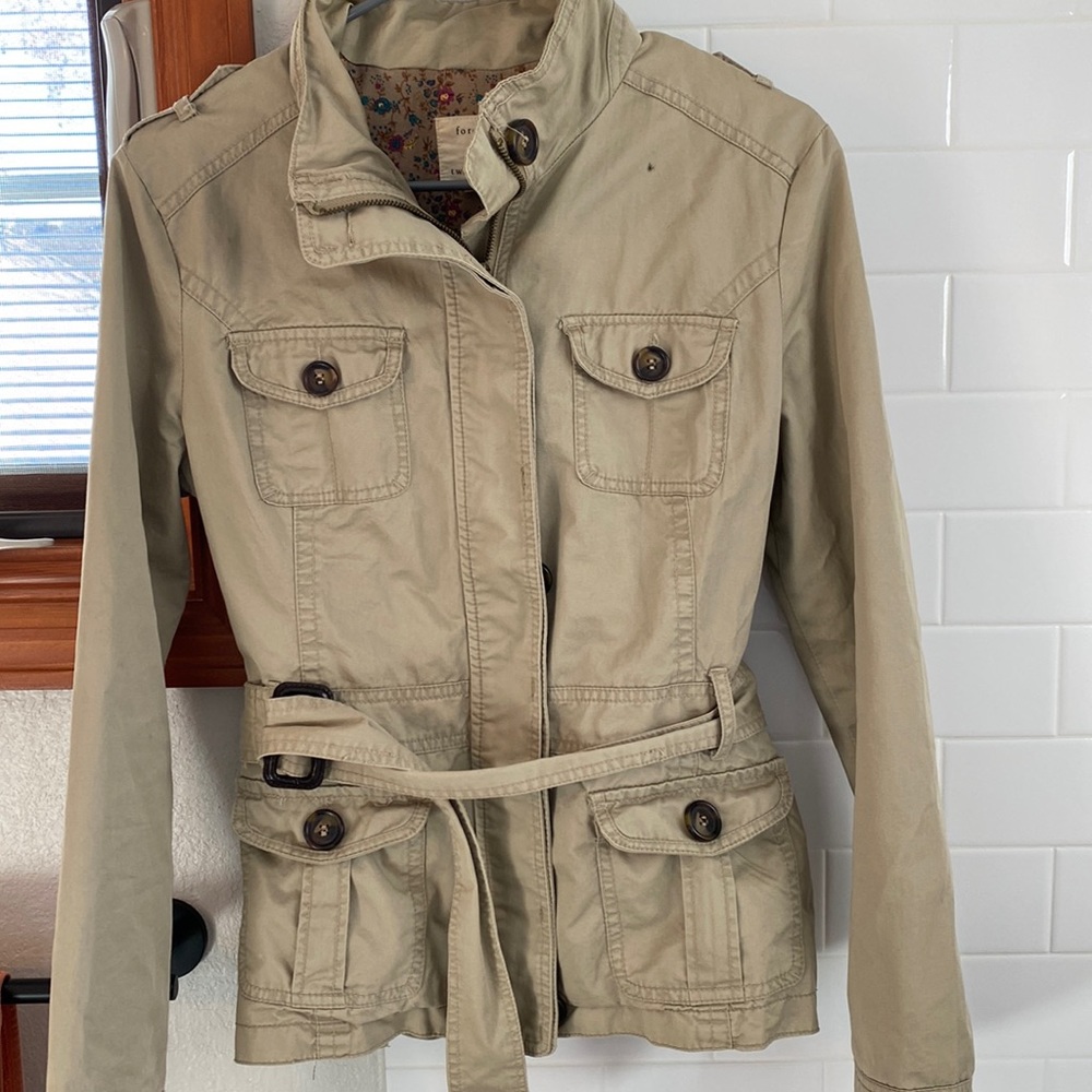 Forever21 cargo jacket. Size L, tan with floral lining. Lightweight fall jacket.